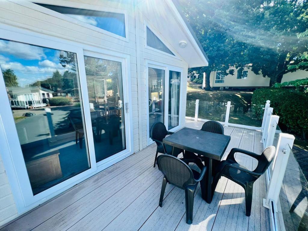 Waterfall Retreat Poole Exterior photo
