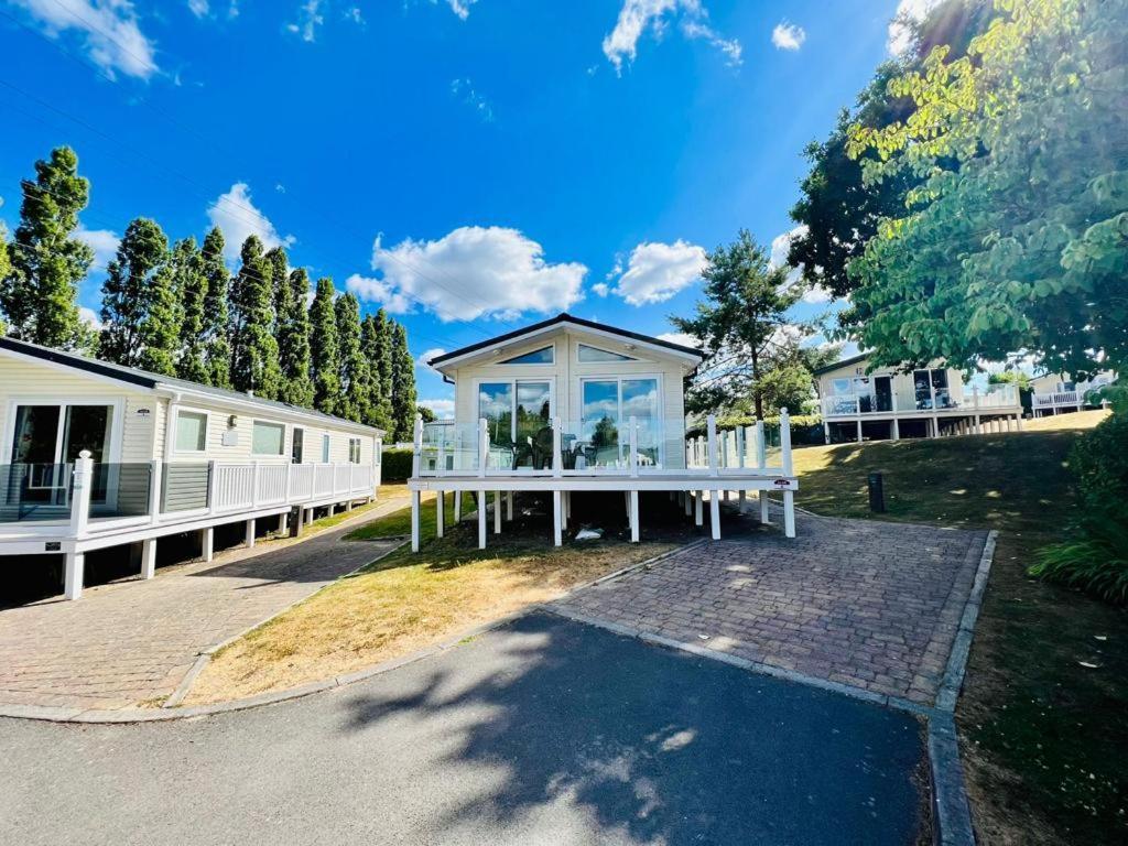 Waterfall Retreat Poole Exterior photo